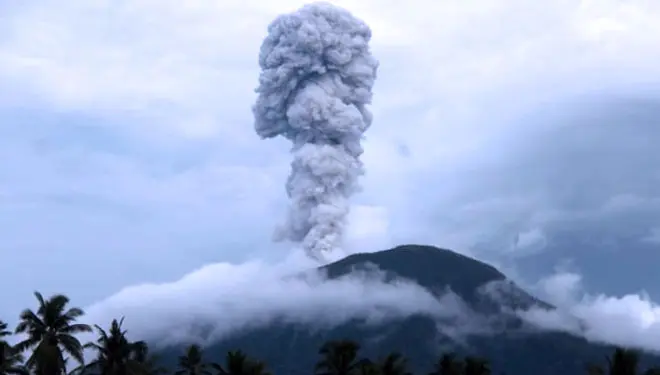 Gunung Ibu kembali meletus dan abu vulkanik membumbung 2000 meter ke angkasa